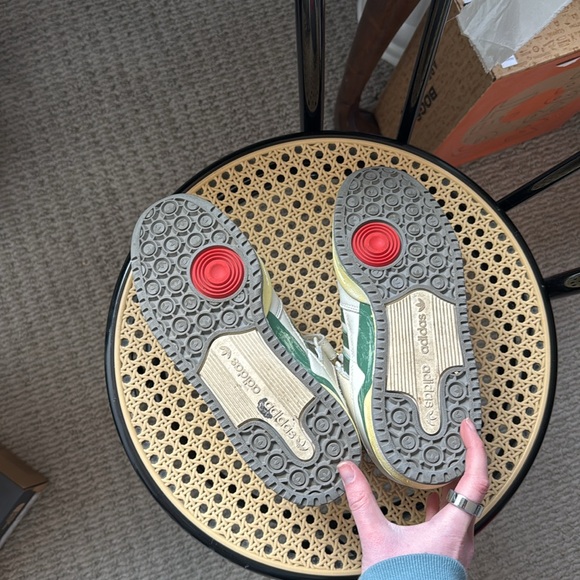 Adidas Forum 84 Low AEC Shoes in Cloud White/Green Oxide - Picture 3 of 5